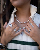 Los Angeles - White Pearl Necklace - Pearl Necklaces on the models neck - Online unissex Jewelry - Dicci