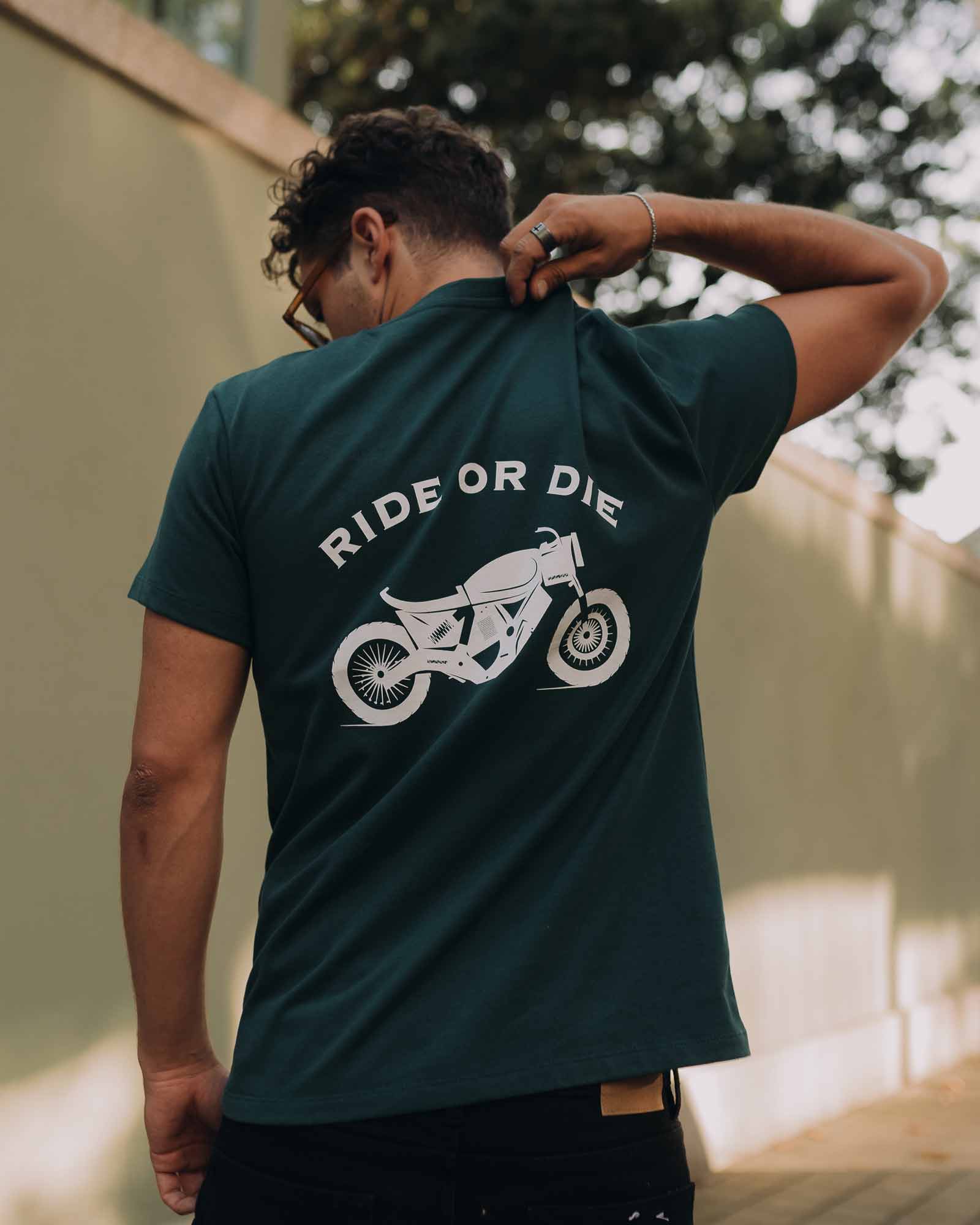 Ride or Die - T-shirt Verde 'Ride or Die' no corpo do modelo - Regular Fit - T-shirts Unissexo Online - Dicci
