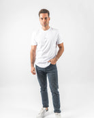 Camiseta Blanca con Logo Bordado en el cuerpo del modelo - Slim Fit - Ropa Unisexo Online - Dicci