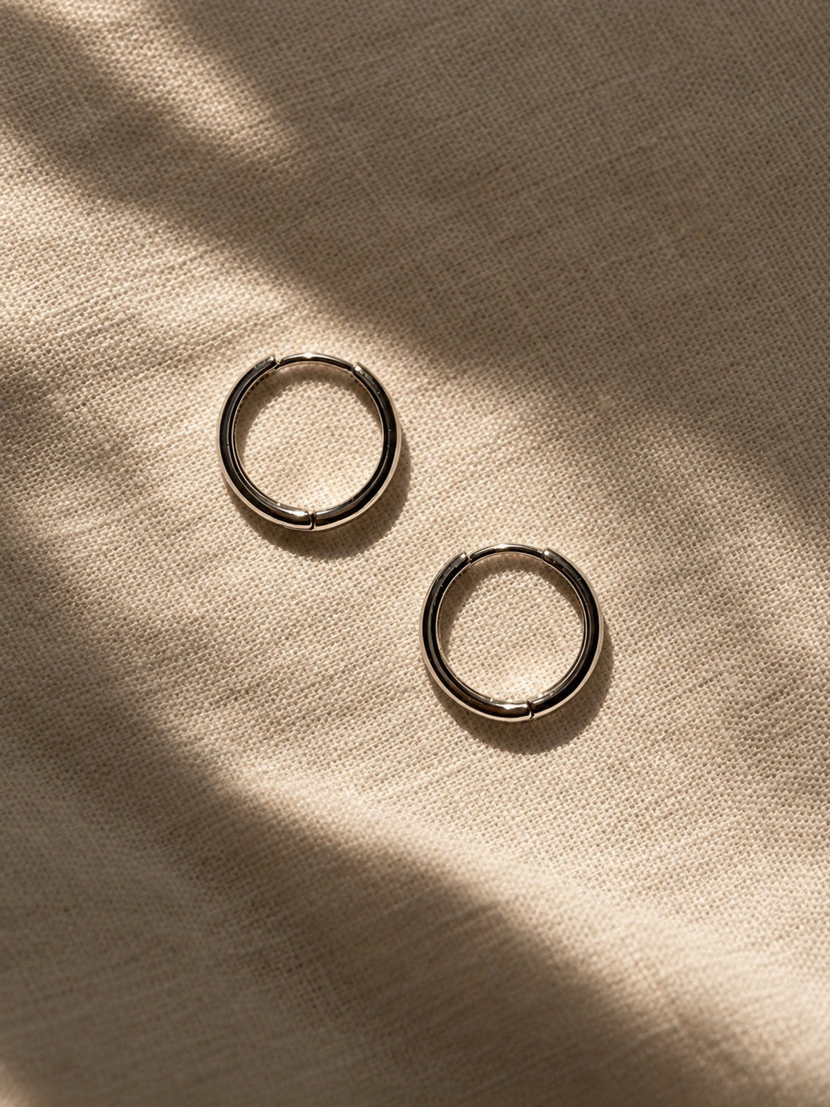 What Earrings Should a Man Wear? A Guide to Styles, Materials and Which Ear