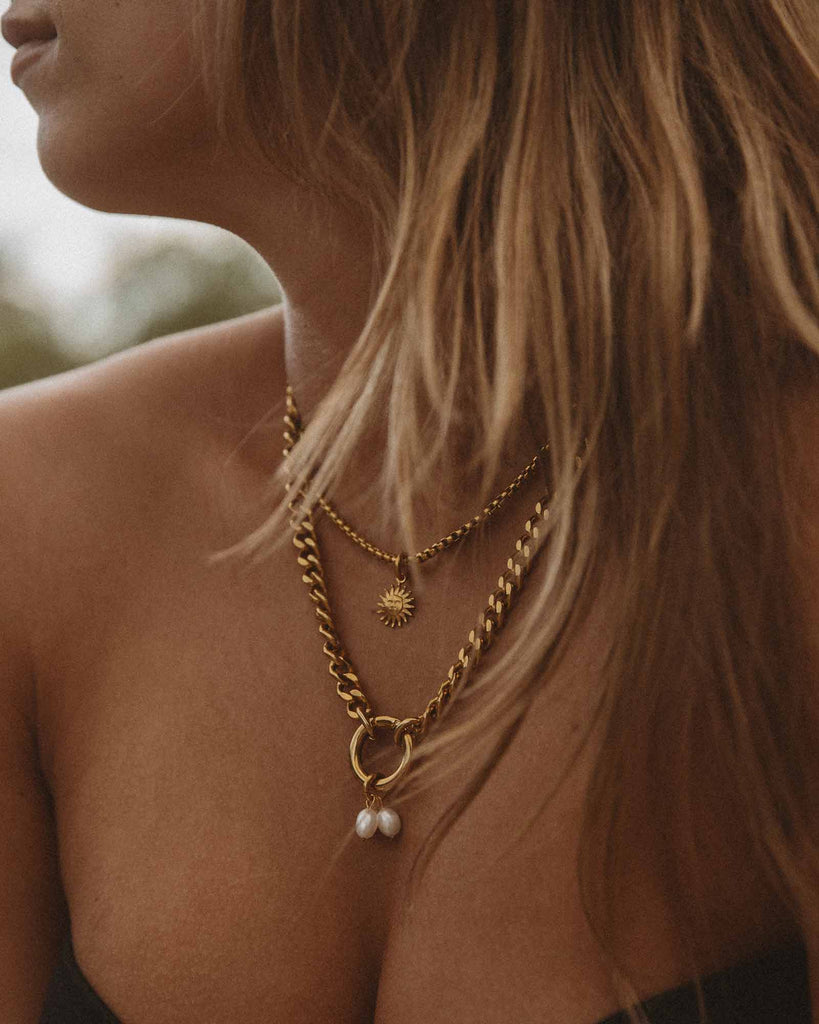 Collana con pendente a forma di sole - Collana in acciaio dorato con catena Kauai - Gioielleria unisex online - Dicci