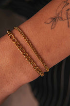 Primo piano di un polso che indossa il bracciale Phili dorato a doppia catena