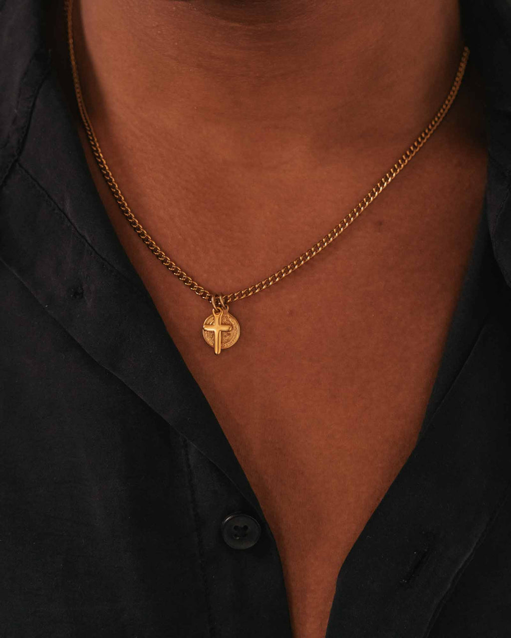 Mykonos Thin Necklace golden on model