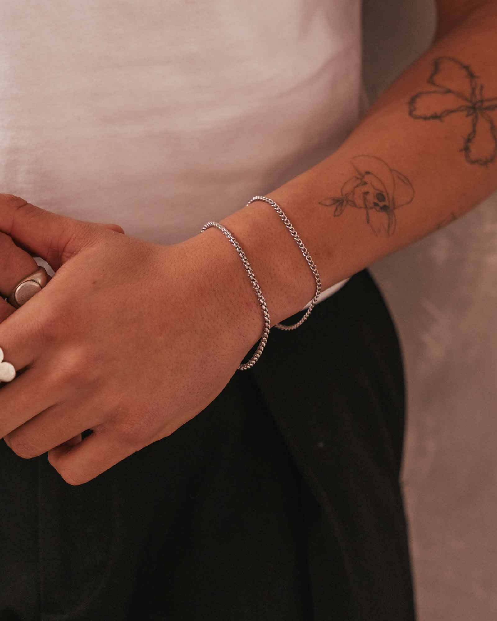 Silver curb cuban chain bracelet detail