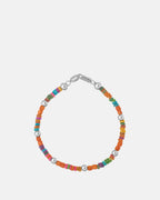 Pulsera Sunrise plateada con piedras naturales en la muñeca