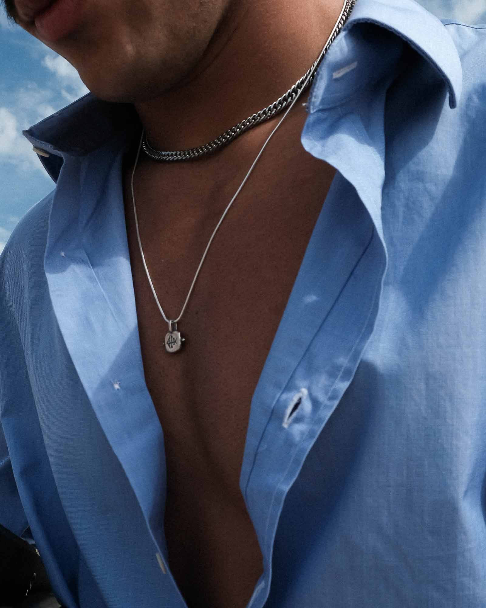 Silver Rabo de Peixe necklace on the model's neck
