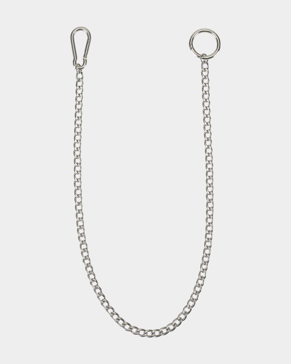 Cadena plana para pantalón de acero inoxidable sobre un fondo blanco