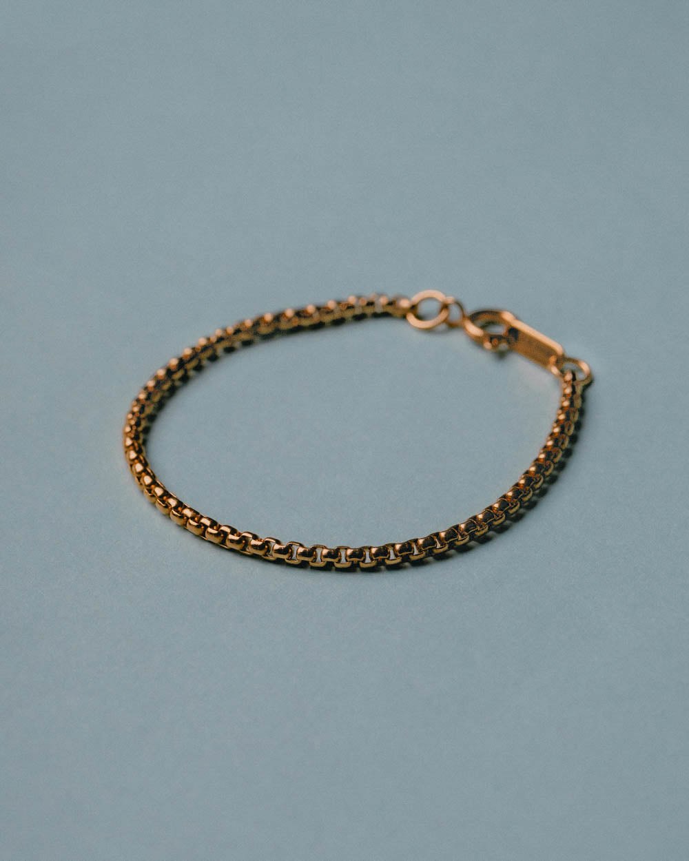 Golden rolo chain bracelet detail