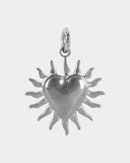 Ciondolo Heartflare color argento in acciaio inossidabile su sfondo bianco
