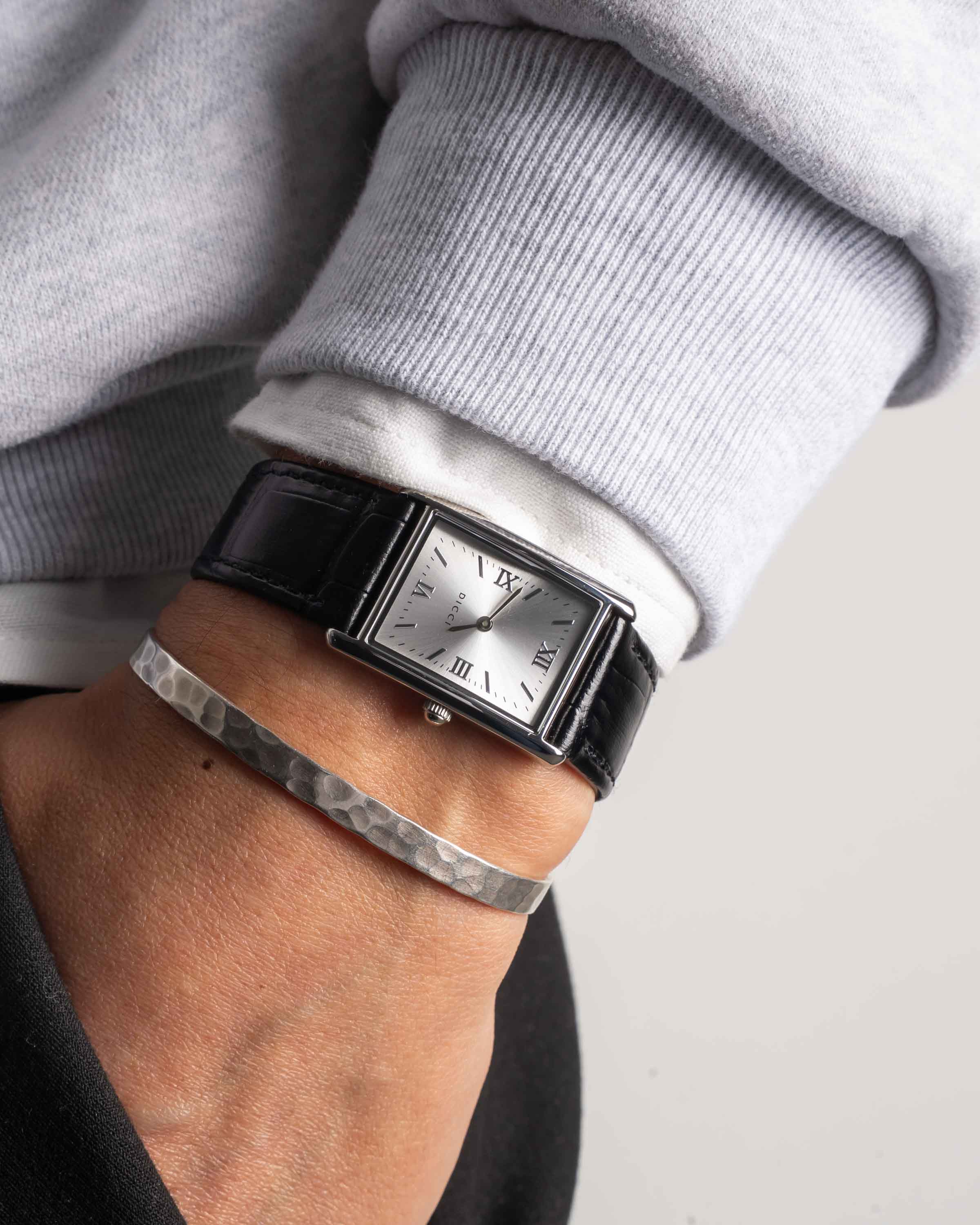 Orologio con cinturino in pelle e quadrante argentato – Muse al polso