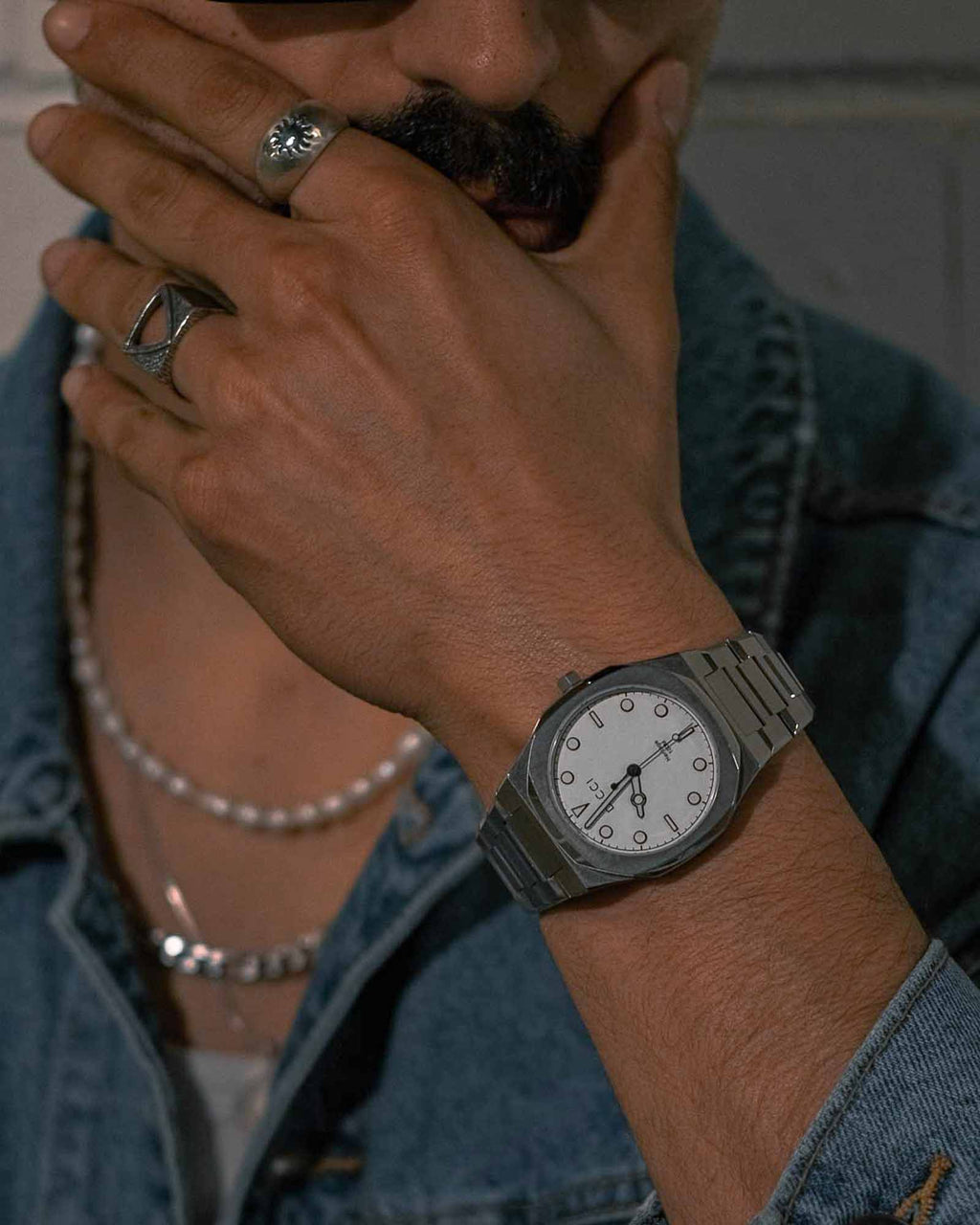 Orologio Heritage - Quadrante bianco al polso del modello - Orologi online Unissex - Dicci