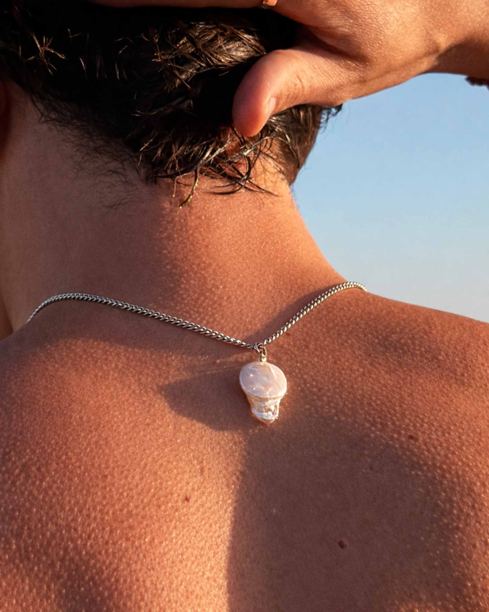 Pearl_Pendant_Necklace_on_scapular