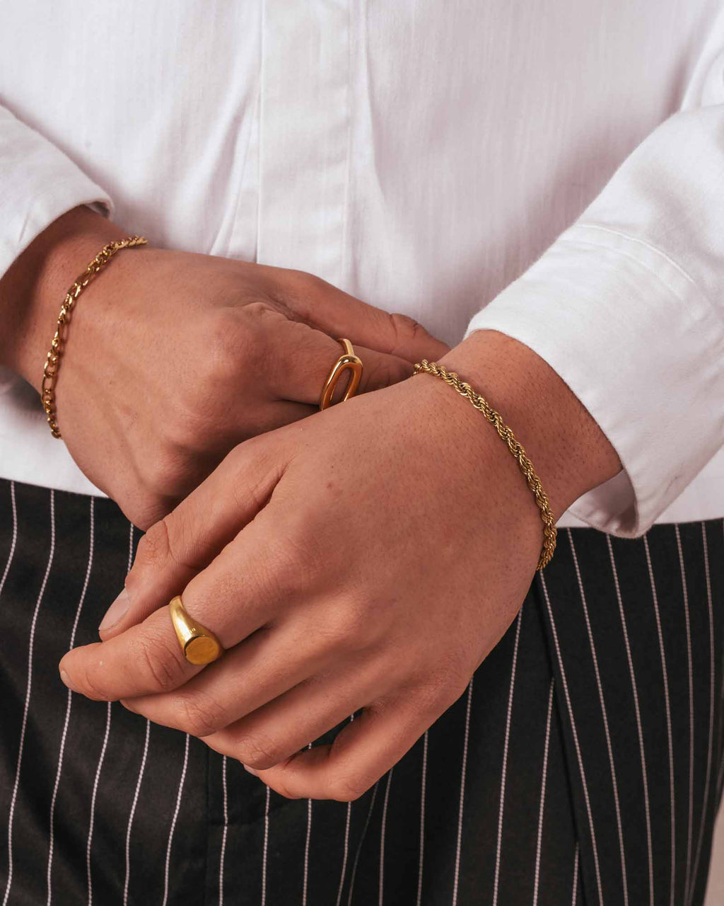 Persona che indossa un braccialetto a catena in oro intrecciato
