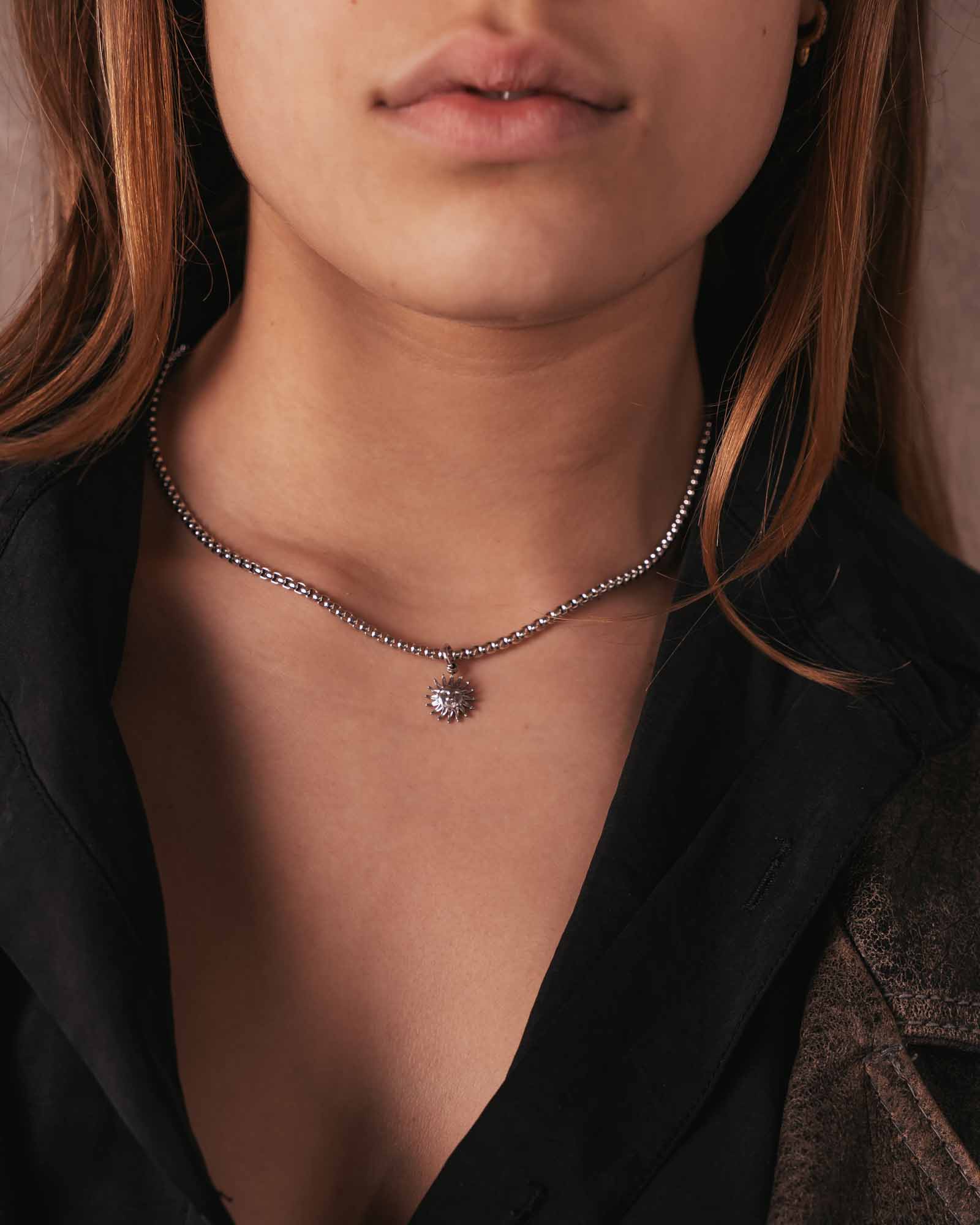 Collar de plata con sol