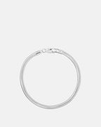 Pulsera de cadena de serpiente de plata de ley 925 sobre un fondo blanco