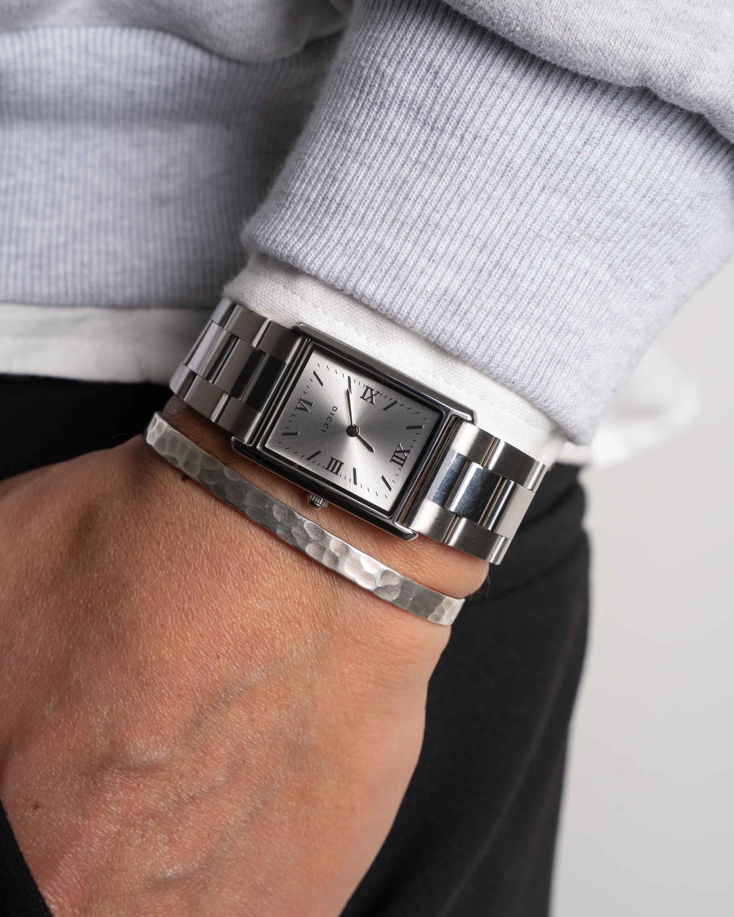 Reloj de Acero Inoxidable con Esfera Plateada – Dicci