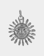 Ciondolo Sunflare color argento in acciaio inossidabile su sfondo bianco