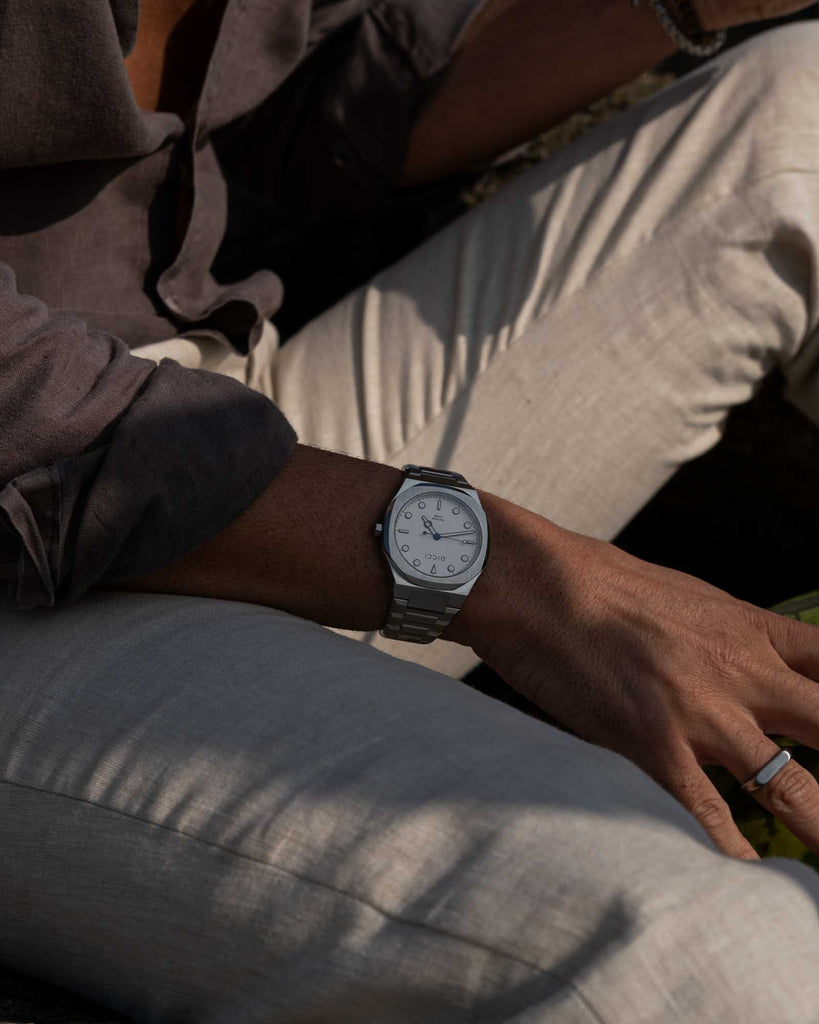 Heritage Watch - White Dial on the models wrist - Online Unissex Watches - Dicci