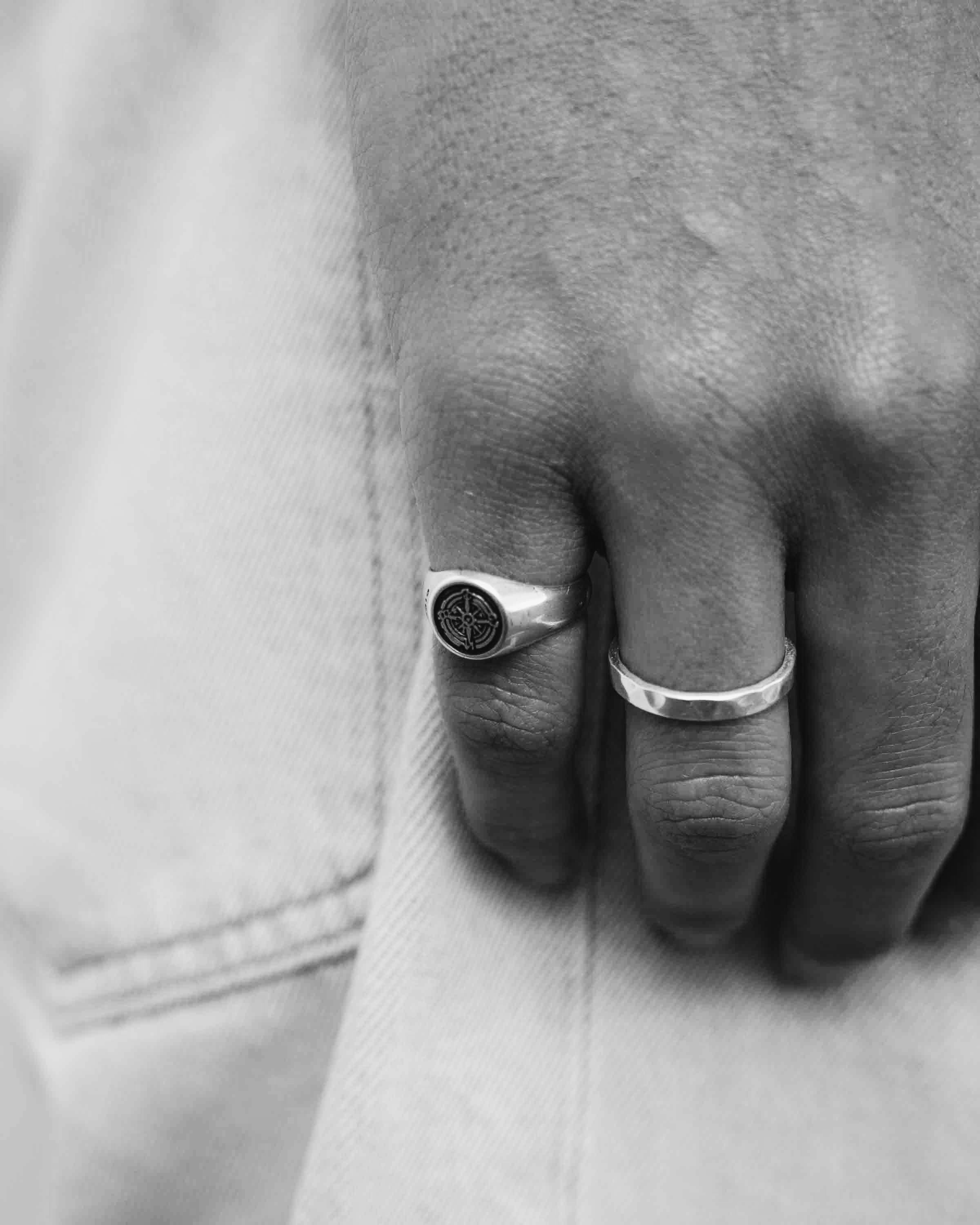 anel windrose em aço com banho de prata