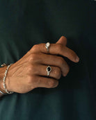 anel nomads em prata 925 no dedo