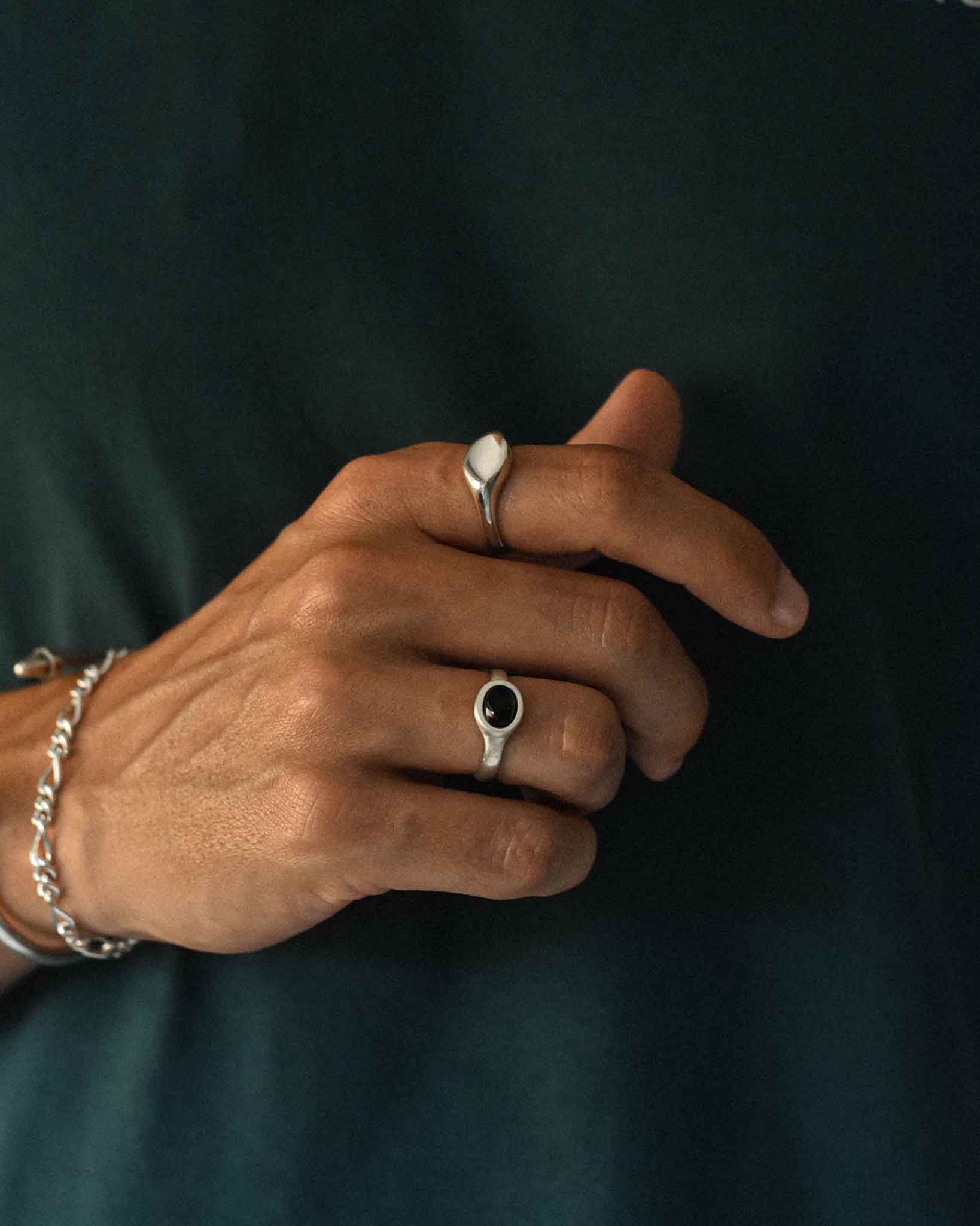 anel nomads em prata 925 no dedo