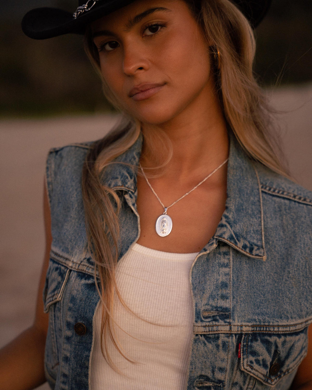 benedetta necklace girl