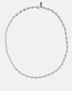 Collar de cadena con cuentas de café en plata de ley 925 sobre un fondo blanco