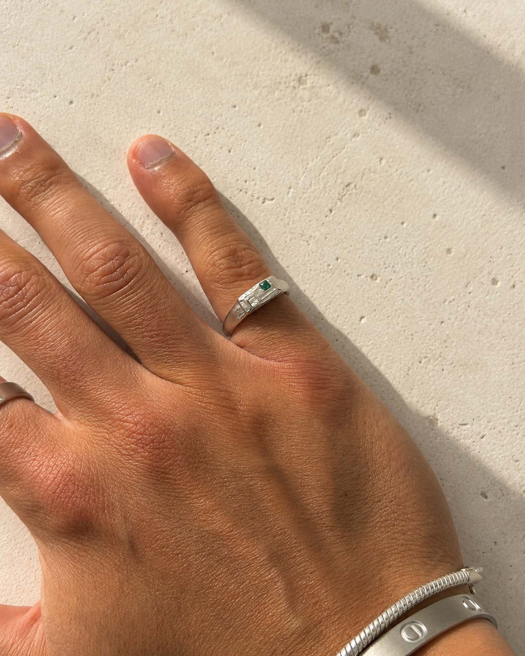 dicci emerald silver ring on hand