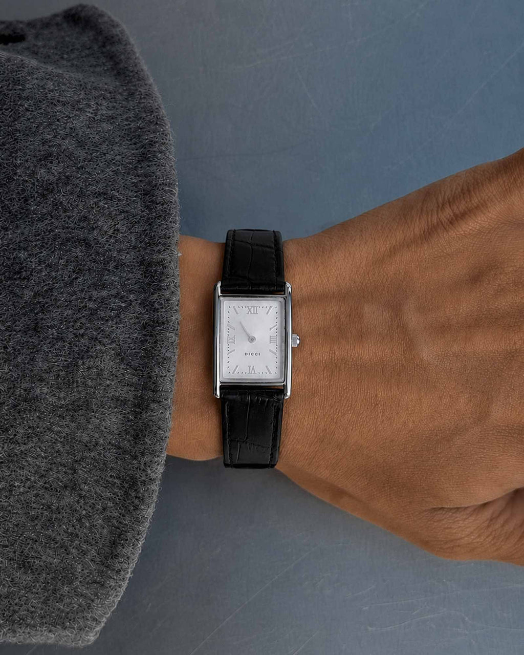 women wearin dicci muse watch