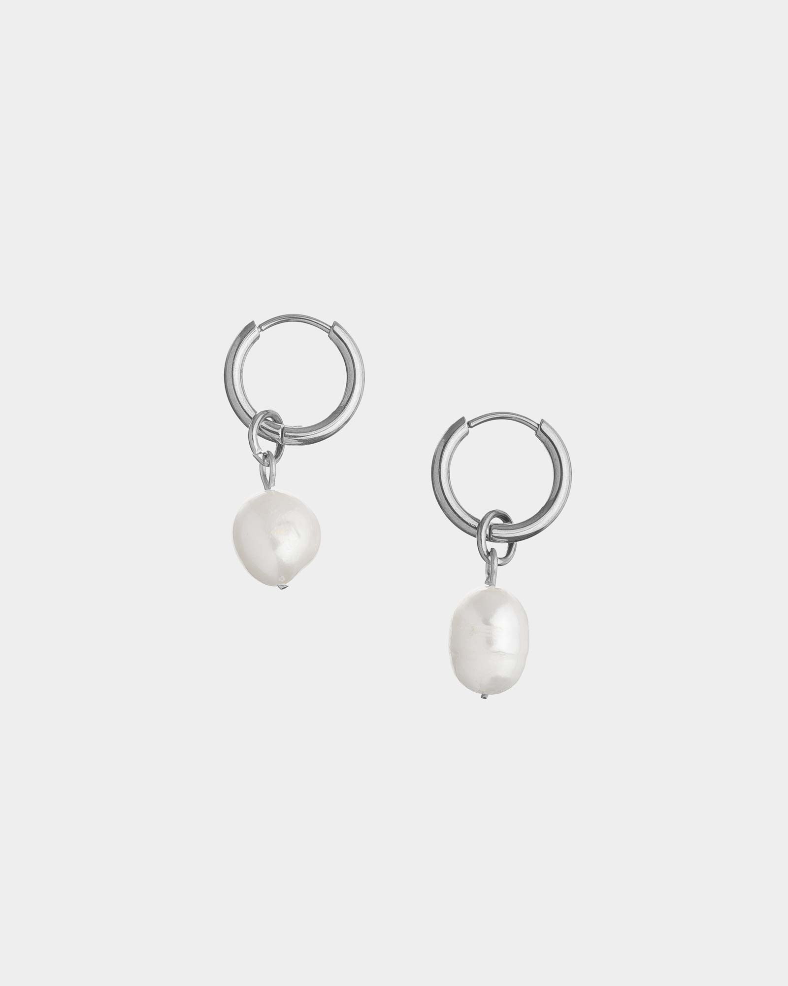 dicci-pearl-earrings-silver