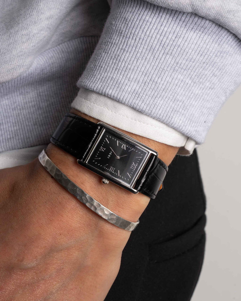 Relógio com Pulseira de Couro e Mostrador Preto – Muse