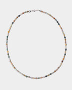 Collar con cuentas multicolores sobre un fondo blanco - Collar Milos