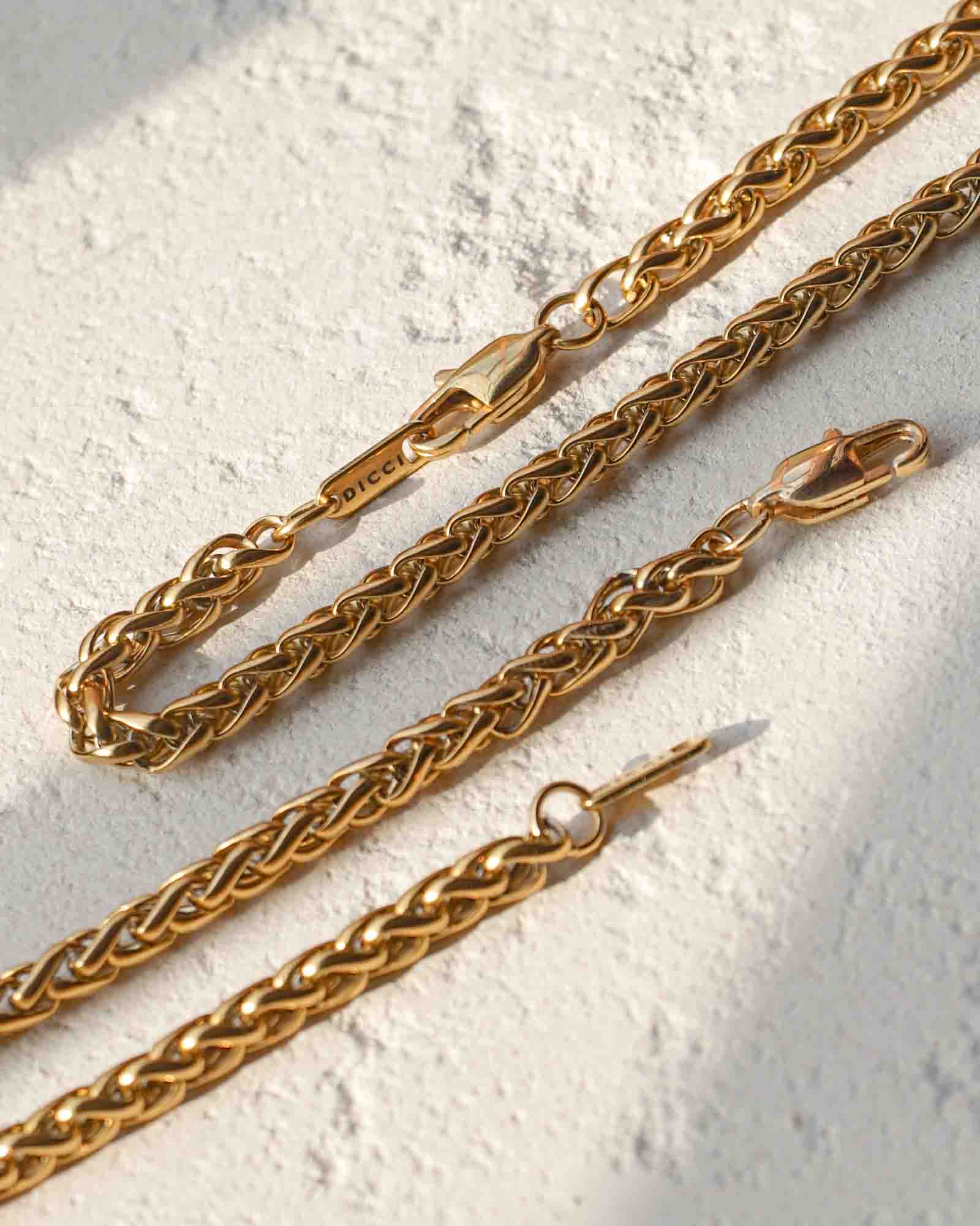 This golden bracelet is a slender band made from 316L of stainless steel. Lightweight and very elegant on the wrist.