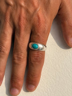 mano con anello d’argento e turchese