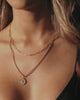 Collana Rosa dei Venti - Collana in acciaio inossidabile dorato con pendente 'Rosa dei Venti' al collo della modella - Gioielli unisex online - Dicci