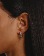 Portofino - Pendiente de plata de ley 925 en la oreja de la modelo - Solo un pendiente - Pendientes de aro - Joyería unisex en línea - Dicci