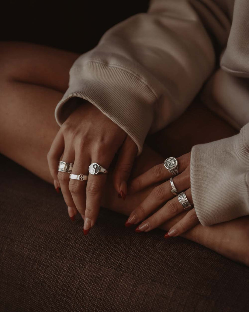 Anello Yin Yang in acciaio inossidabile sul dito della modella - gioielli unisex online - Dicci