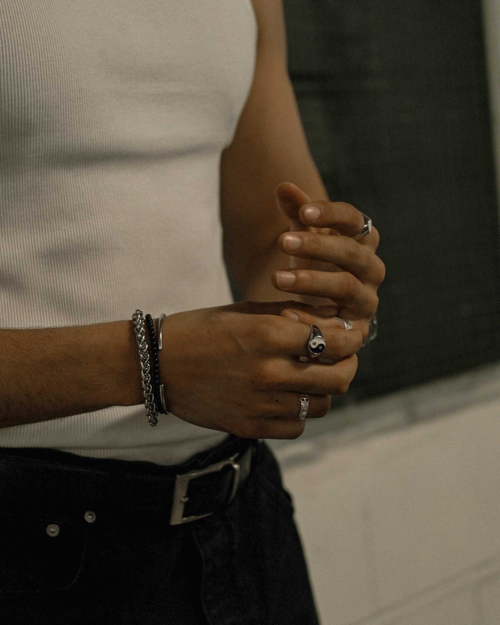anillo yin yang de acero inoxidable plateado en el dedo modelo - bisuteria unisex online - dicci