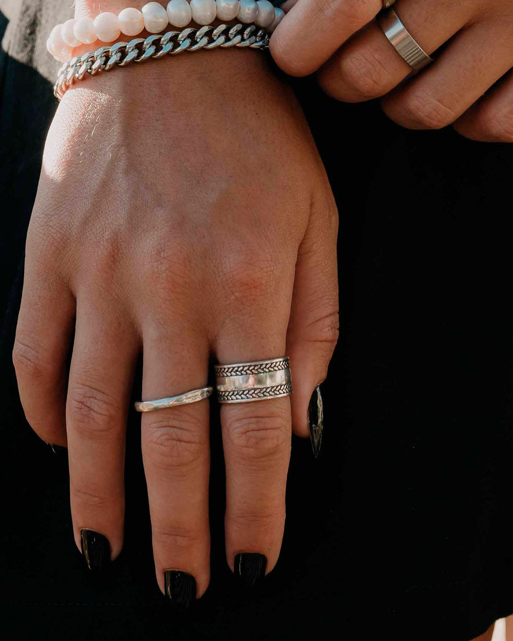 Anillo 'Calisto' de Plata 925 para hombre y mujer en el dedo del modelo - Joyería Online - Dicci