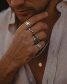 Anello Flat Top - Argento Acciaio inossidabile sul dito del modello - Acquista anelli online - Anelli unisex in acciaio inossidabile - Dicci