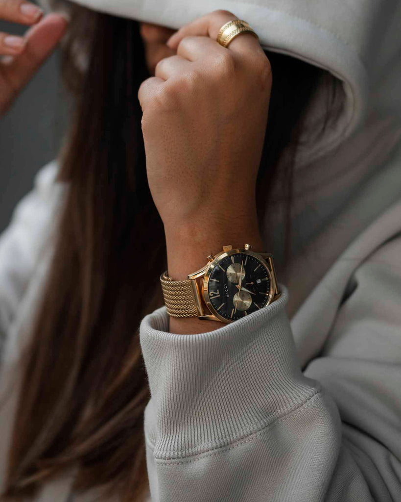 Orologio cronometro - Quadrante nero con bracciale in oro al polso della modella - Comprare orologi - Dicci
