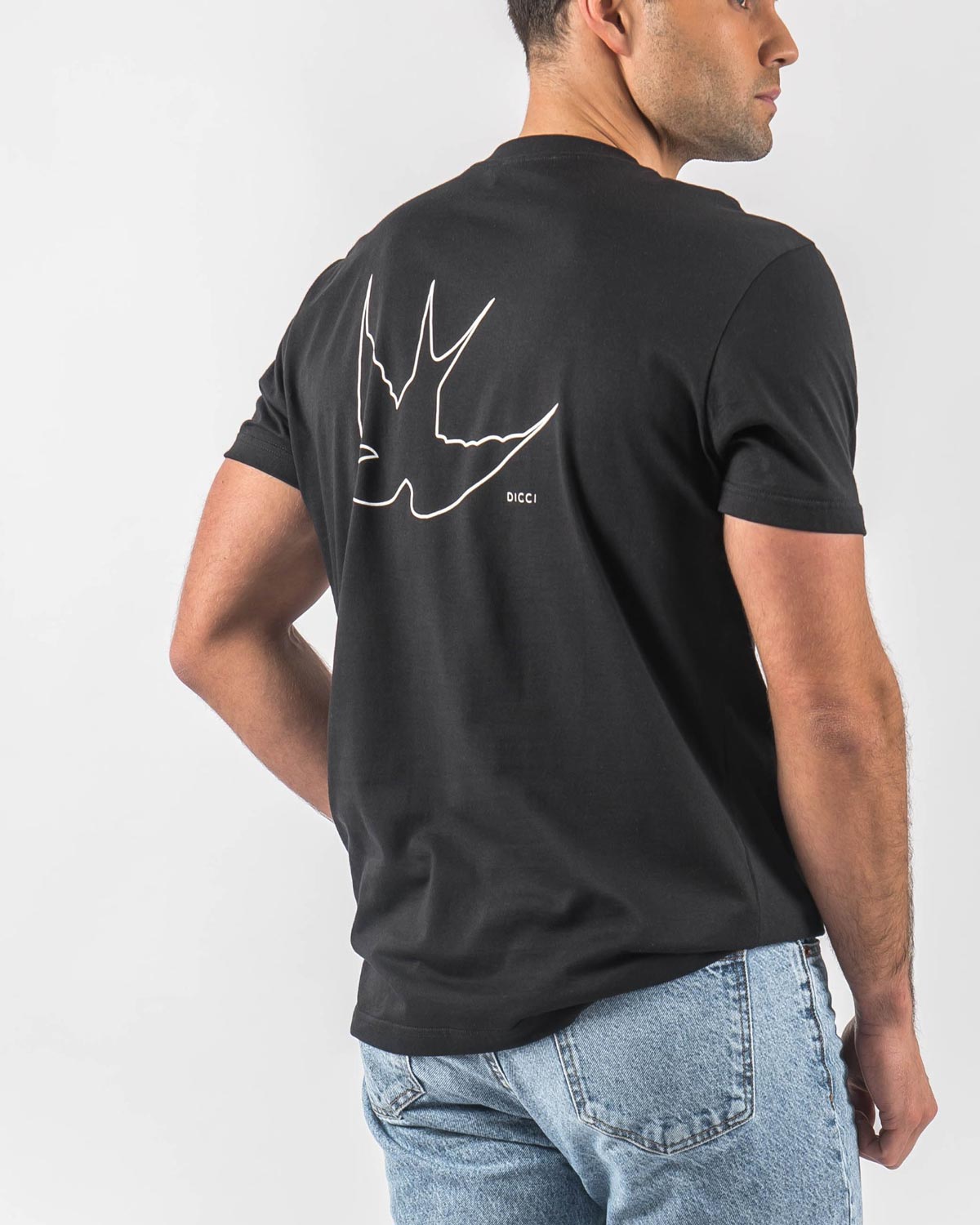 Camiseta estampada Flying Bird en el cuerpo del modelo - Camiseta negra - Ropa Online - Dicci