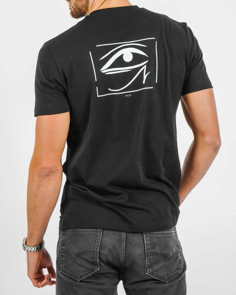 Camiseta Negra - Camiseta Negra Estampada 'Horus Eye' - en el cuerpo del modelo - Ropa Online - Dicci