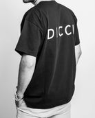 T-shirt oversize preta no corpo do modelo - T-shirt Básica Dicci estilo Oversize - Roupa Online - Dicci