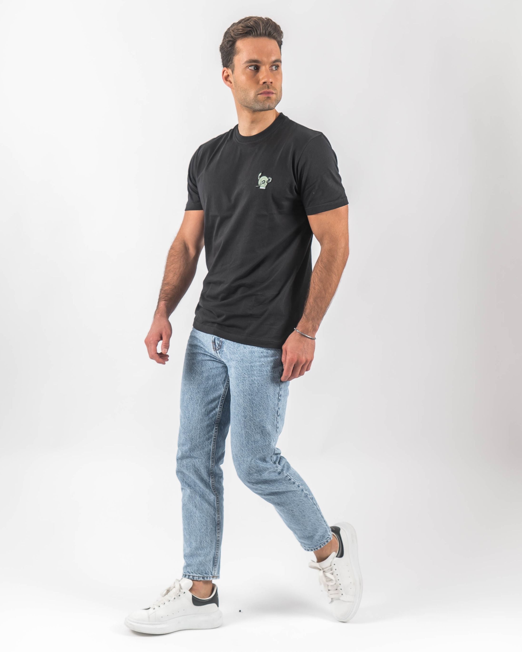 T-shirt preta com caveira verde bordada no corpo do modelo - t-shirts slim fit - roupa online - Dicci