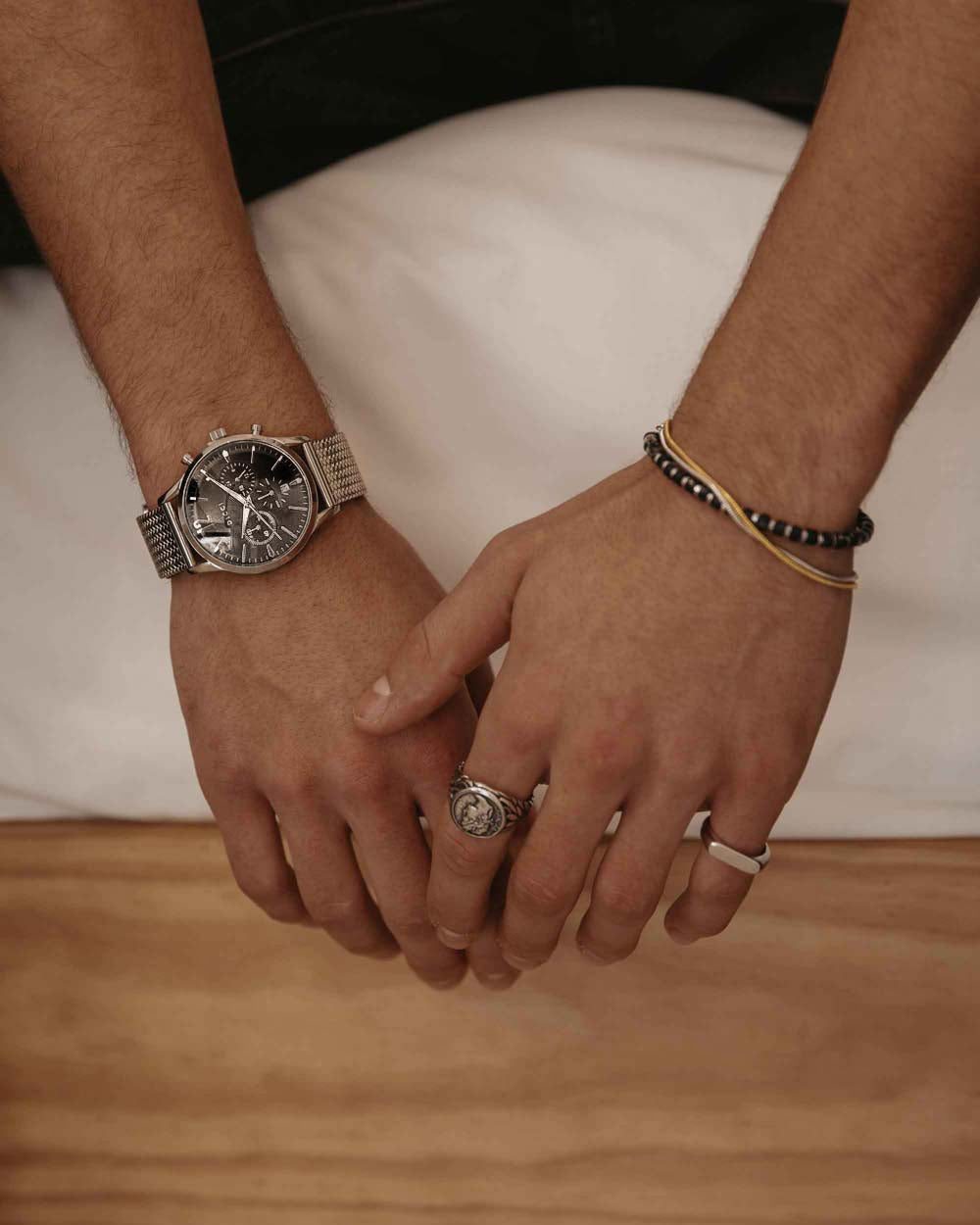 Orologio cronometro - Quadrante nero con bracciale in argento al polso delle modelle - orologi online - Dicci