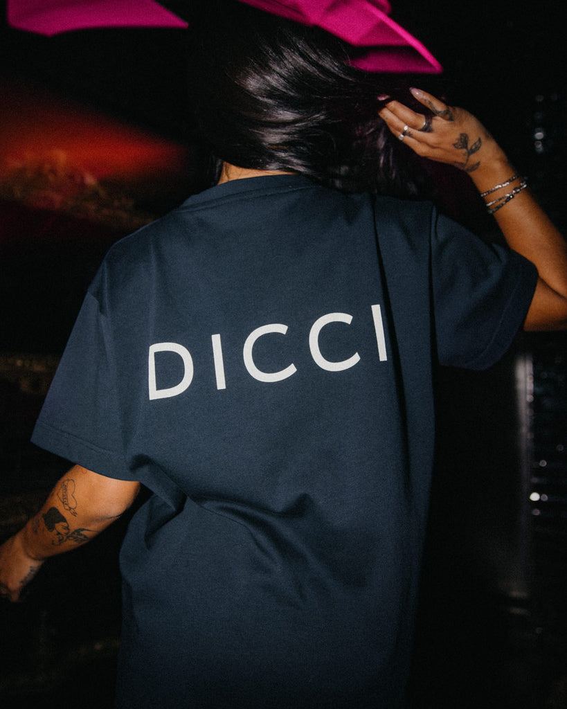 T-shirt azul oversize com o logo Dicci estampado nas costas - T-shirts Básicas Dicci Estilo oversize no corpo da modelo - Roupa Online - Dicci