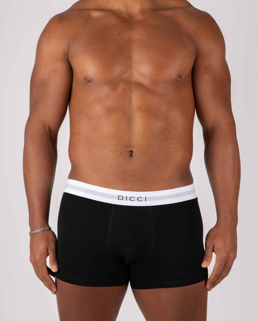 Boxers Pretos Básicos com elástico bicolor no corpo do modelo Dicci - Roupa Online - Dicci