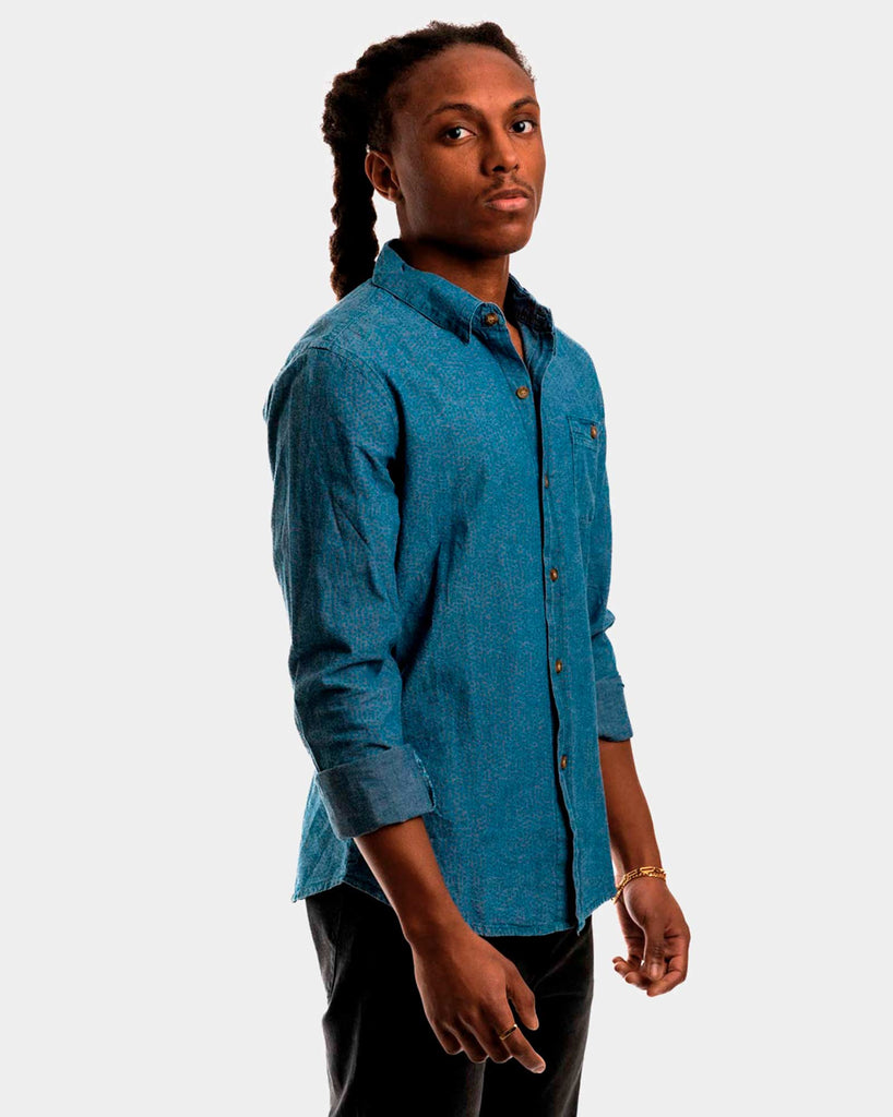 Camisa de algodón azul - Corte regular y texturizada en el cuerpo del modelo - Ropa unisexo online - Dicci