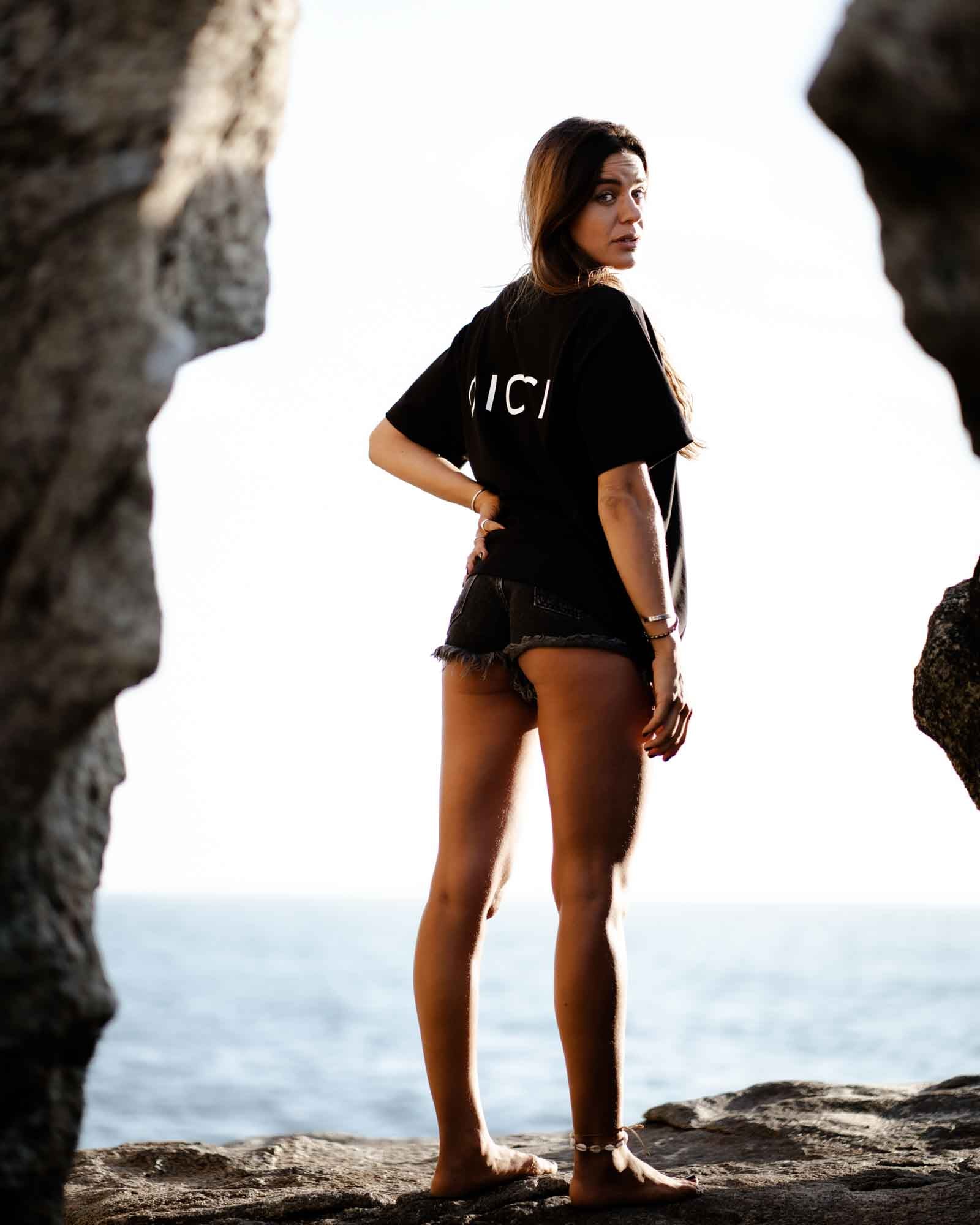 Camiseta Oversize Negra en el cuerpo de la modelo - Camisetas Dicci Básicas estilo Oversize - Ropa Online - Dicci